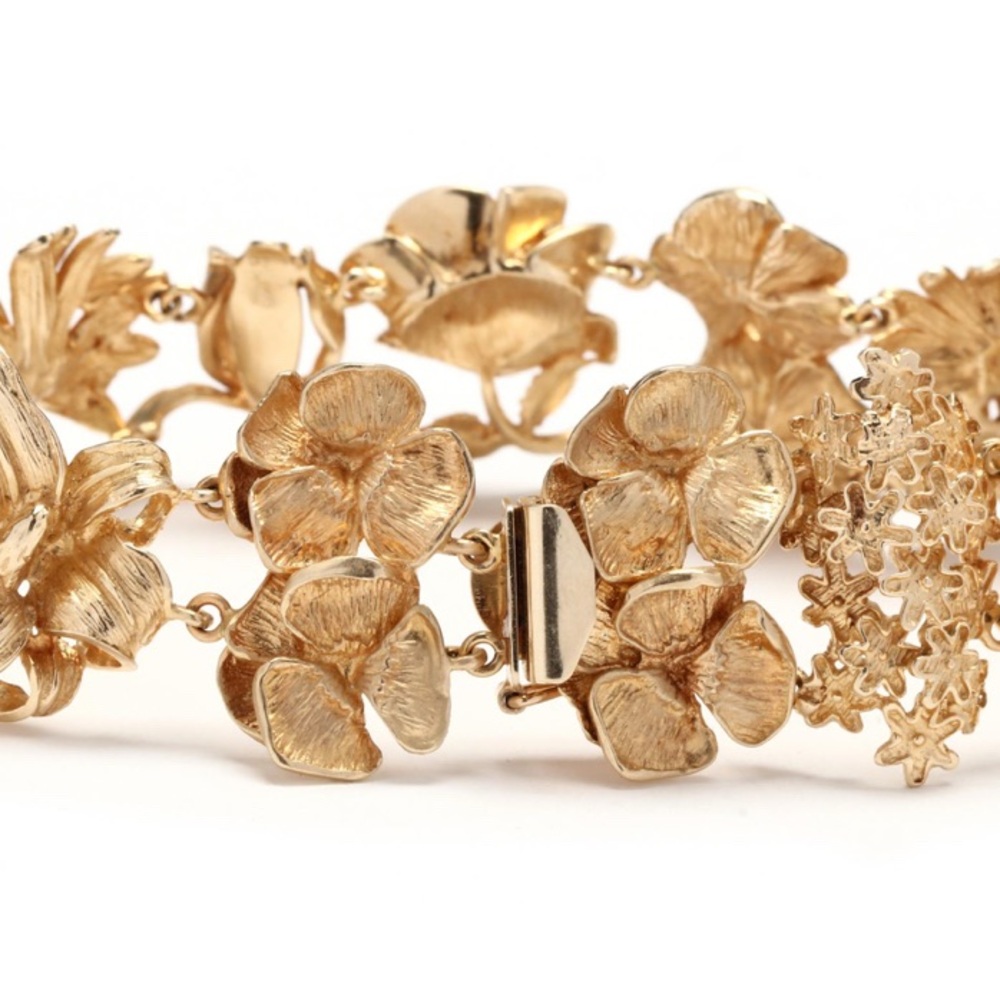 Elegant Gold Floral Bracelet - Picture 4 of 7
